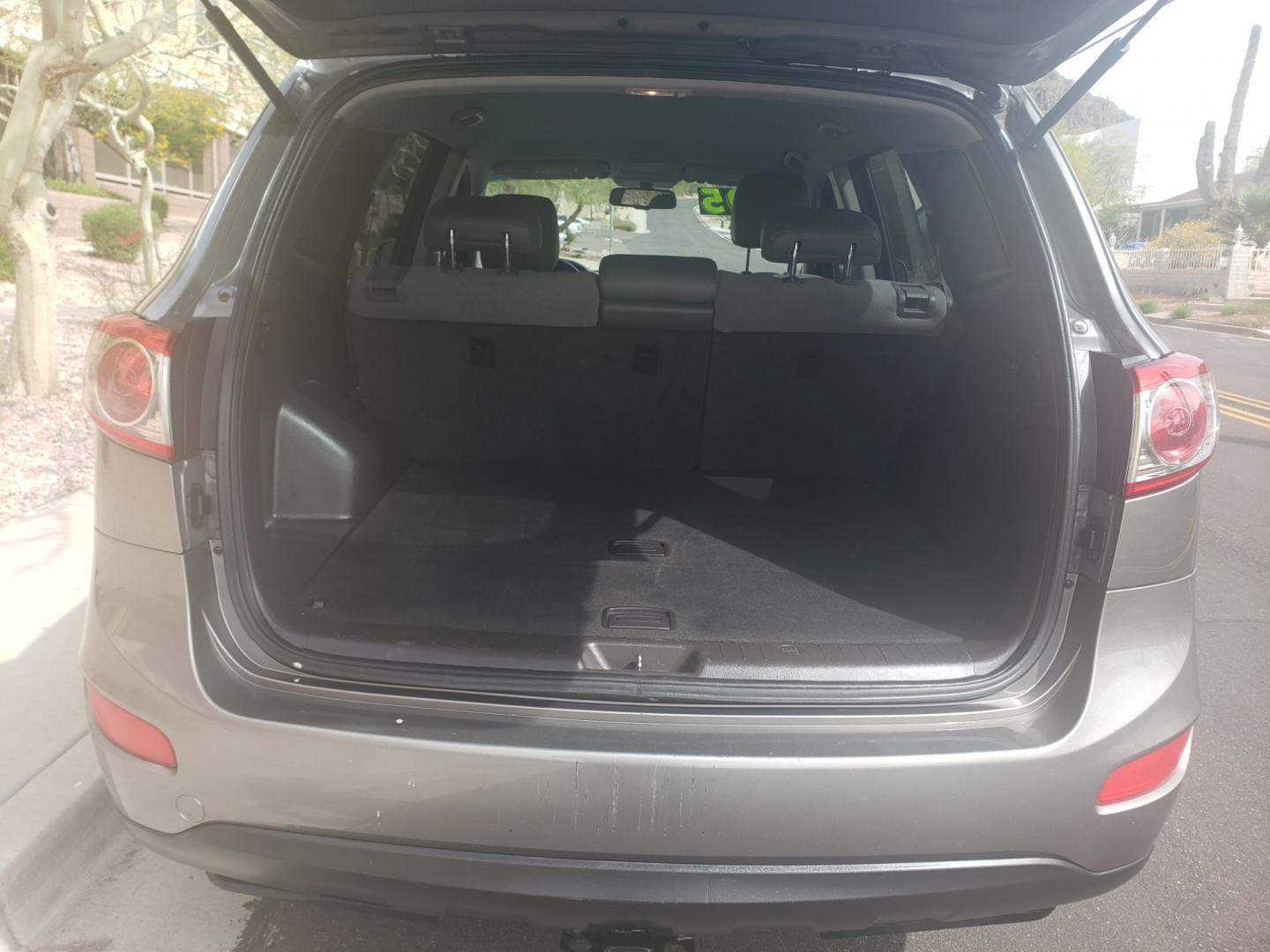 2011 gray /gray Hyundai Santa Fe SE (5XYZH4AG2BG) with an 3.5L V6 DOHC 24V engine, 6-Speed Automatic transmission, located at 323 E Dunlap Ave., Phoenix, AZ, 85020, (602) 331-9000, 33.567677, -112.069000 - 2011 Hyundai Santa Fe SE,......A Must See!! No accidents, Ice cold AC. The car is gorgeous inside and out. Power windows, Power door locks, Stereo/cd/mp3 Player, Phone sync, Bluetooth, Satellite compatible, Beautiful gray interior with gray leather seats in near perfect condition, Incredible gas mil - Photo#17
